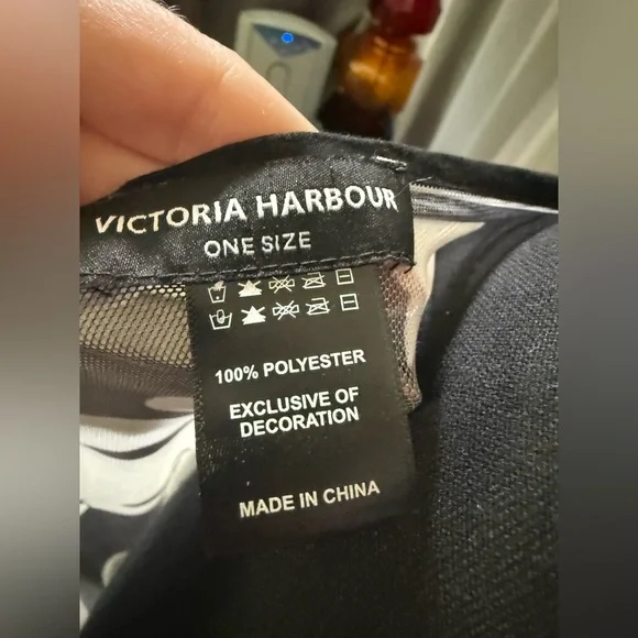 Victoria Harbour Black and White Garment - Picture 5 of 6